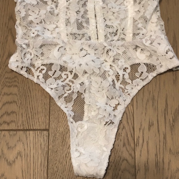 Lulu’s White Lace Bodysuit corset ruffle Sz S - Picture 14 of 16